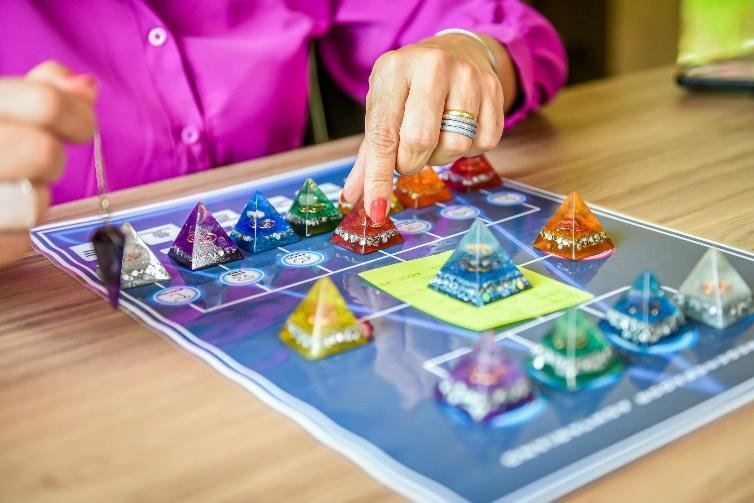 Mesa com pirâmides orgonites